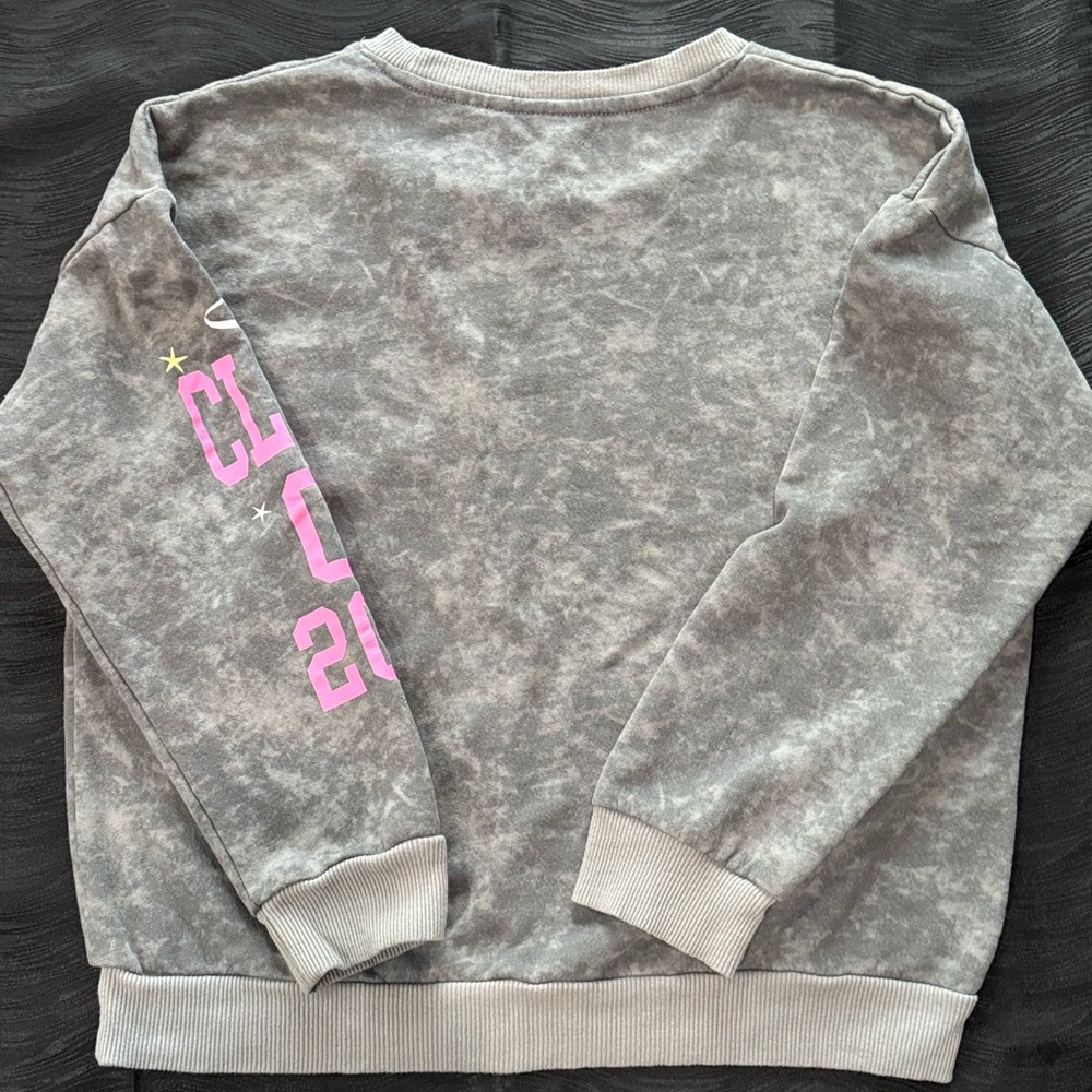 Vtg Y2K Bratz Junior's Graphic Gray Sweatshirt Class of 2001 - Picture 5 of 5